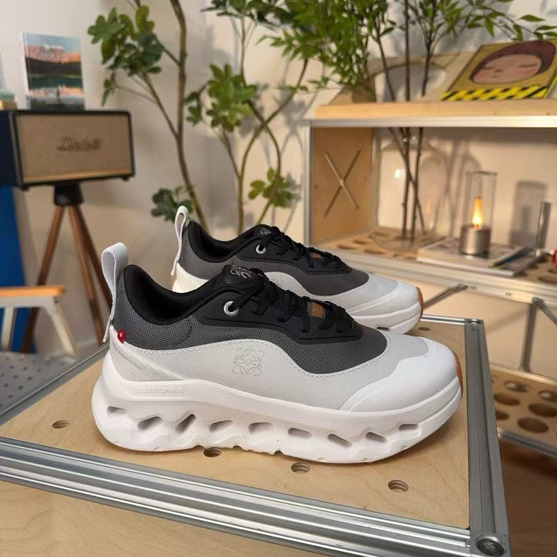 On: Black/White – Engineered for Definitive Contrast