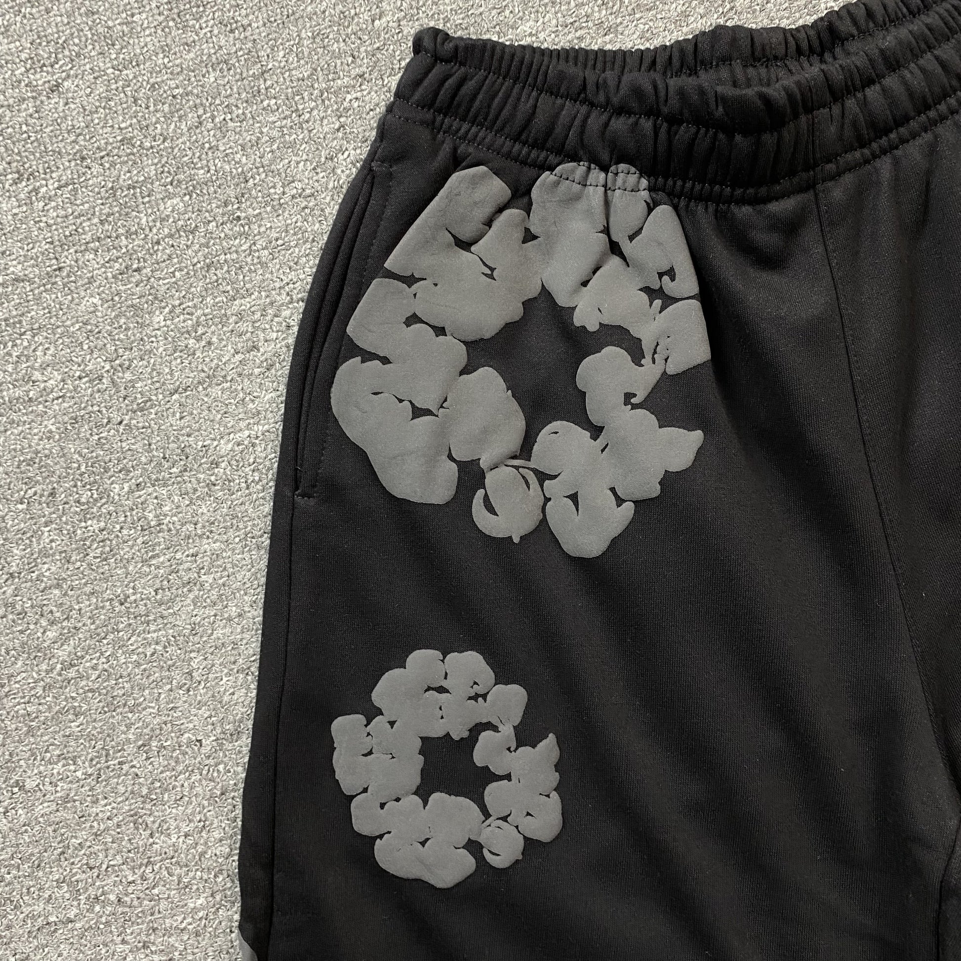 DENIM TEARS COTTON WREATH SHORTS MONOCHROME BLACK - Prime Reps