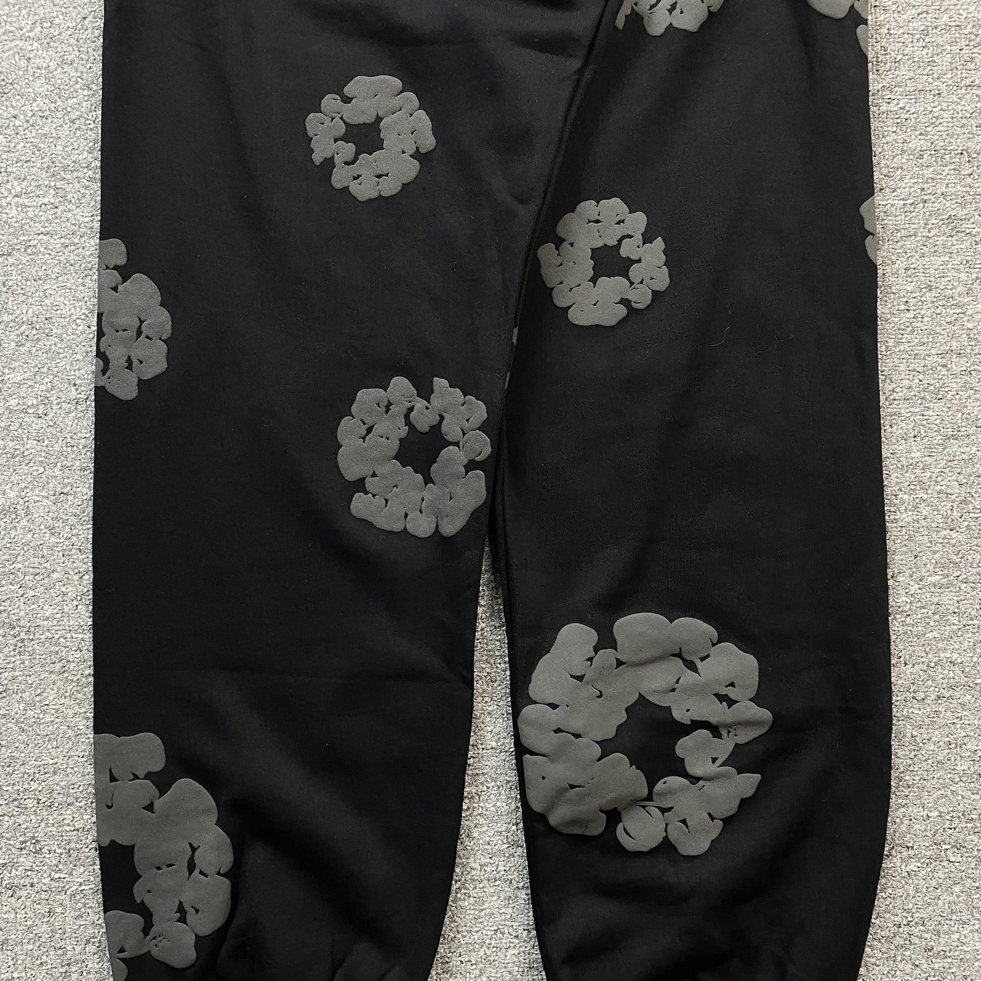 DENIM TEARS COTTON WREATH SWEATPANTS MONOCHROME BLACK - Prime Reps
