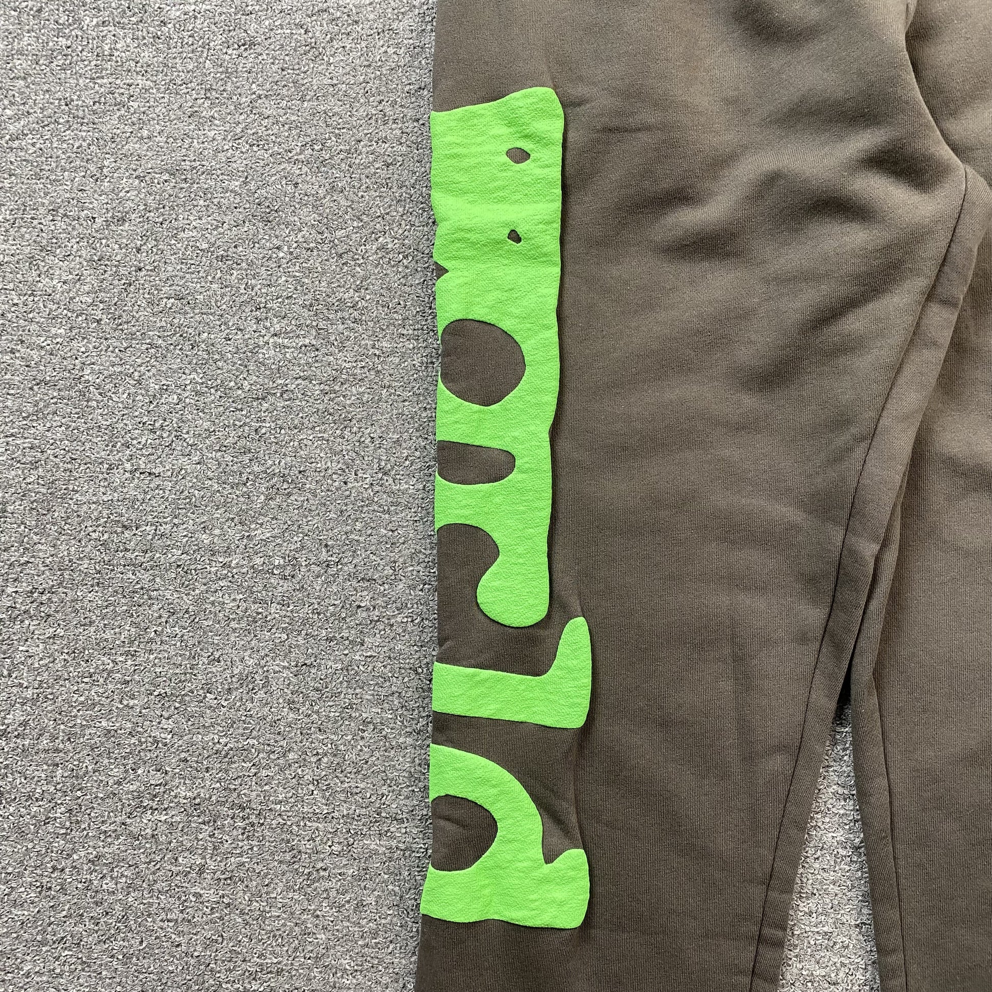 SP5DER BELUGA SWEATPANTS SLATE GREY/GREEN - Prime Reps